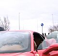 📸 Eli Iserbyt en vrouw arriveren in Middelkerke in knalrode Ferrari