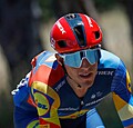 Lopez knalt in kletsnatte Alpen-etappe naar eerste profzege