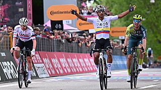 🎥 Ecuadoraan Narváez klopt Pogacar in openingsrit Giro d'Italia