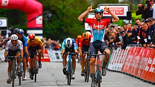 🎥 De Lie sprint ondanks twee lekke banden naar winst in 'Franse Strade Bianche'