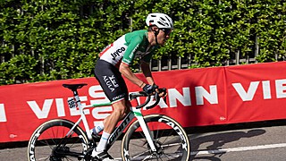 Italië wordt gek! Thuisrijder Zana wint 18de Giro-etappe