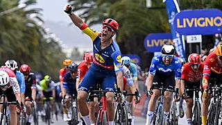 Pijlsnelle Milan haalt het van Merlier en wint massasprint in Giro! 