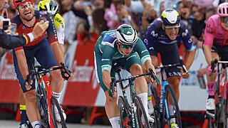 Kaden Groves wint slotrit Vuelta na knettergekke finale in Madrid