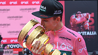 Hindley beleeft onwaarschijnlijk moment na Giro-triomf