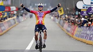 Lotte Kopecky mept iedereen knock-out en wint tweede Ronde van Vlaanderen op rij