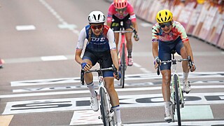 Muzic wint op pittige slotklim in Vuelta na spannend duel met Vollering