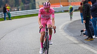 Fenomenale Pogacar stunt met solo-zege in koninginnenrit Giro, Quintana knap 2e