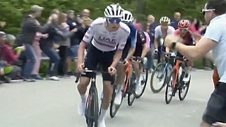 Pogacar wint bergrit én verovert roze trui in Giro, Uijtdebroeks maakt indruk