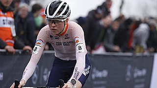 Van Empel vernedert de rest op Nederlands feestje WK Cyclocross