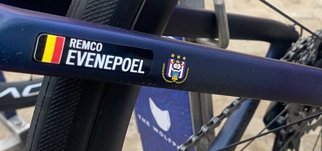 Evenepoel zet logo Anderlecht op LBL-fiets